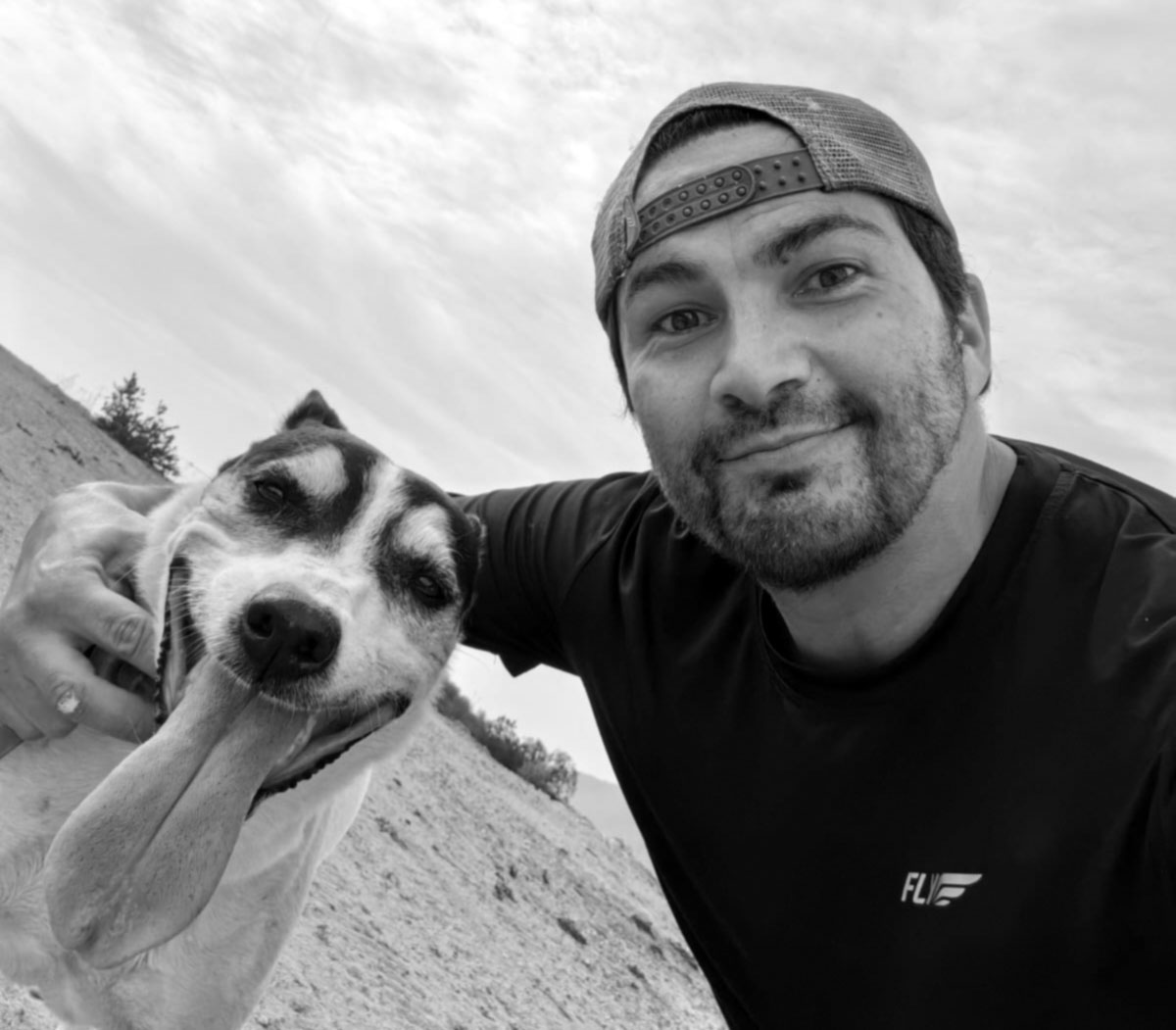 Marco Zegers Ruiz con su perro en un cerro, foto en blanco y negro